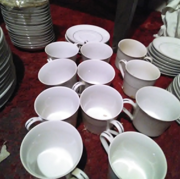 Fine China,dinner plates,bread,plates,tea saucers - Picture 3 of 13